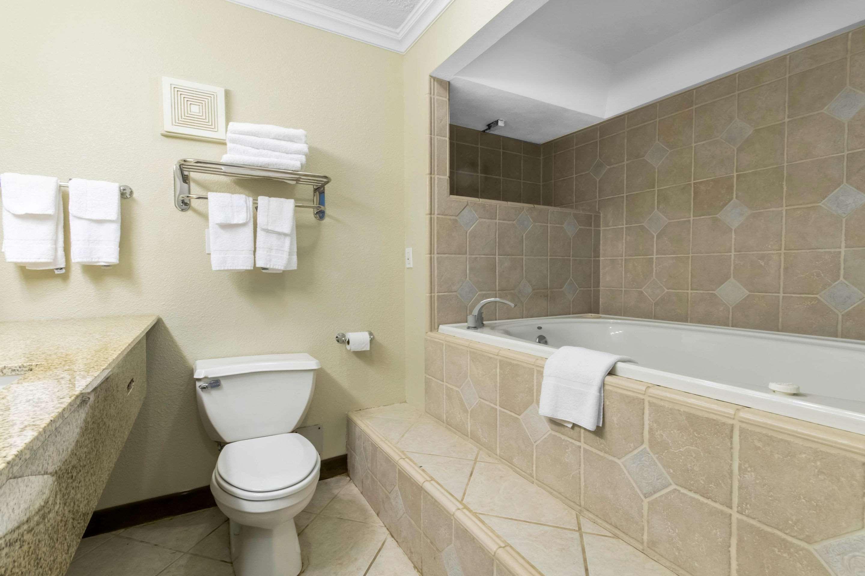 Quality Inn & Suites Horse Cave Eksteriør billede